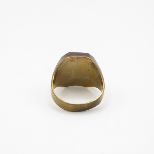 272 - 8ct gold vintage carnelian signet ring, bezel set (5.1g) Size  Q