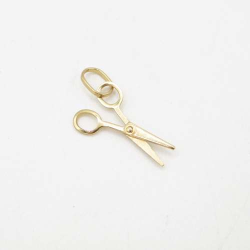276 - 9ct gold articulated scissor charm (0.5g)