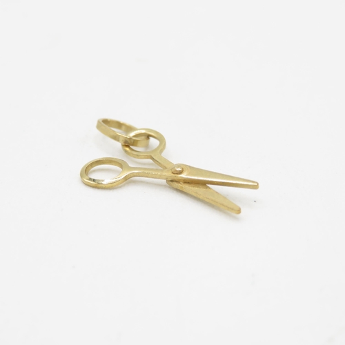 276 - 9ct gold articulated scissor charm (0.5g)