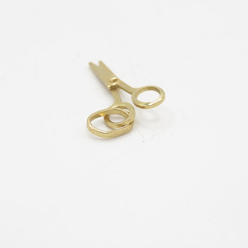 276 - 9ct gold articulated scissor charm (0.5g)