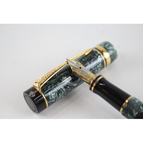 545 - Parker Duofold Green Resin Fountain Pen w/ 18ct Gold Nib WRITING