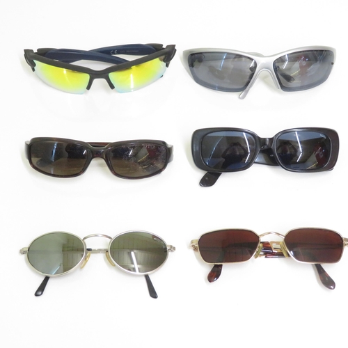 465 - 6 x Designer Sunglasses including  Oakley / Karrimor / Gucci / Polo / Ralph Lauren / Guess