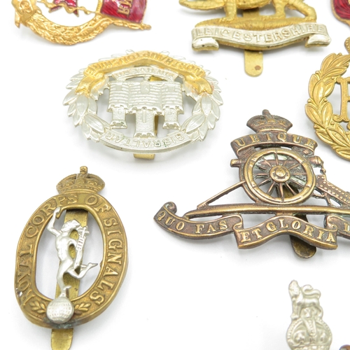 407 - 12x Military Cap/Tunic badges inc. Parachute Regt,  Russian etc.