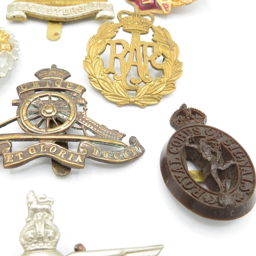 407 - 12x Military Cap/Tunic badges inc. Parachute Regt,  Russian etc.