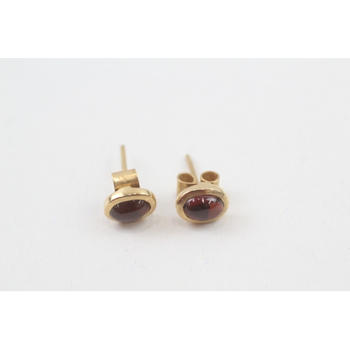 118 - 18ct gold cabochon cut garnet stud earrings with scroll backs (2.4g)