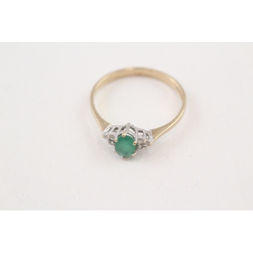 121 - 9ct gold vintage chrysoprase & diamond dress ring, claw set (1.5g) Size  P