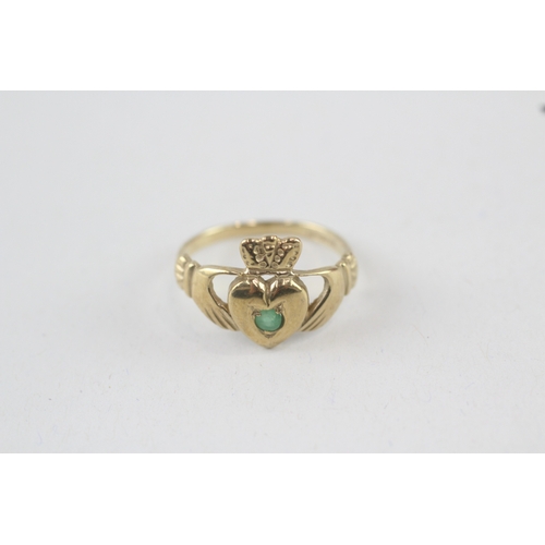 15 - 9ct gold emerald claddagh ring (1.9g) Size  M