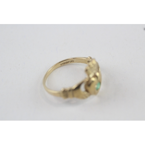 15 - 9ct gold emerald claddagh ring (1.9g) Size  M