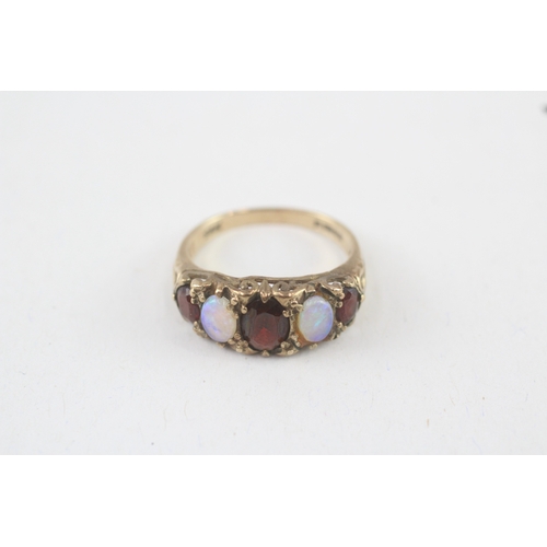 17 - 9ct gold vintage garnet & opal graduated five stone ring (3.2g) Size  Q