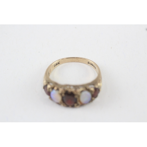 17 - 9ct gold vintage garnet & opal graduated five stone ring (3.2g) Size  Q