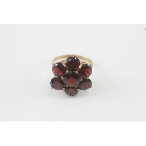 20 - 9ct gold garnet seven stone ring (3.7g) Size  M