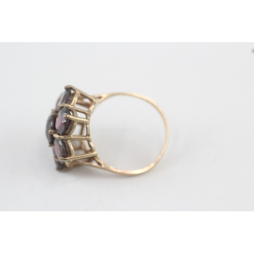 20 - 9ct gold garnet seven stone ring (3.7g) Size  M