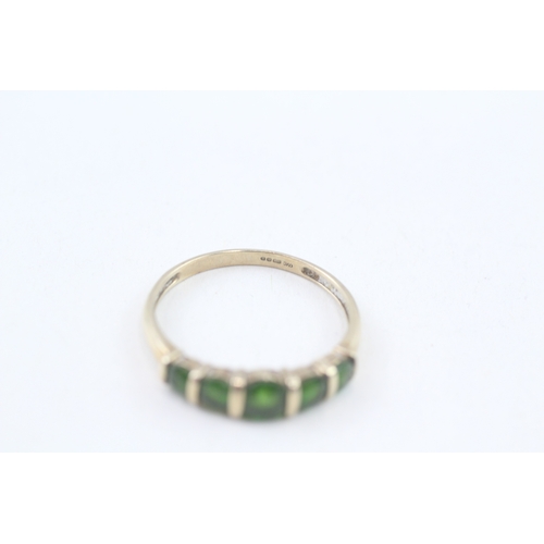 237 - 9ct gold diopside five stone ring (2g) Size  V