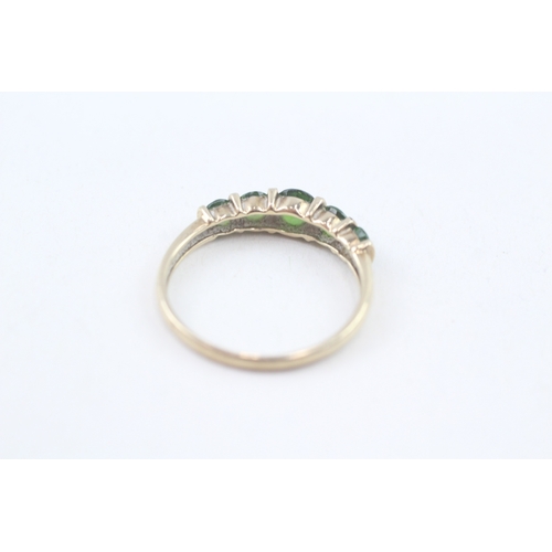 237 - 9ct gold diopside five stone ring (2g) Size  V