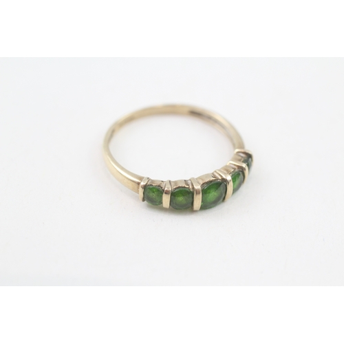 237 - 9ct gold diopside five stone ring (2g) Size  V