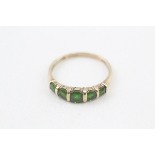 237 - 9ct gold diopside five stone ring (2g) Size  V