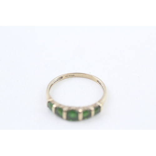 237 - 9ct gold diopside five stone ring (2g) Size  V