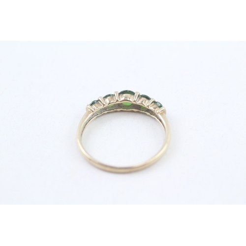 237 - 9ct gold diopside five stone ring (2g) Size  V