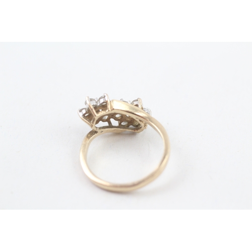 249 - 9ct gold cubic zirconia floral toi et moi ring (3g) Size  M