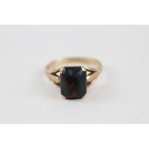 25 - 9ct gold antique faux bloodstone single stone ring with split shank (2.9g) Size  N