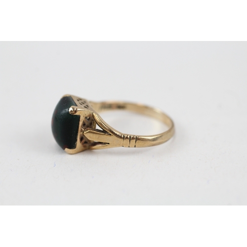 25 - 9ct gold antique faux bloodstone single stone ring with split shank (2.9g) Size  N