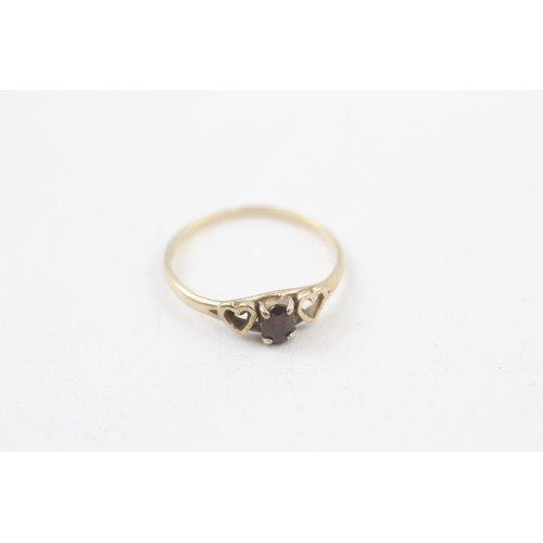 253 - 9ct gold garnet single stone ring with heart motif (1g) Size  M 1/2