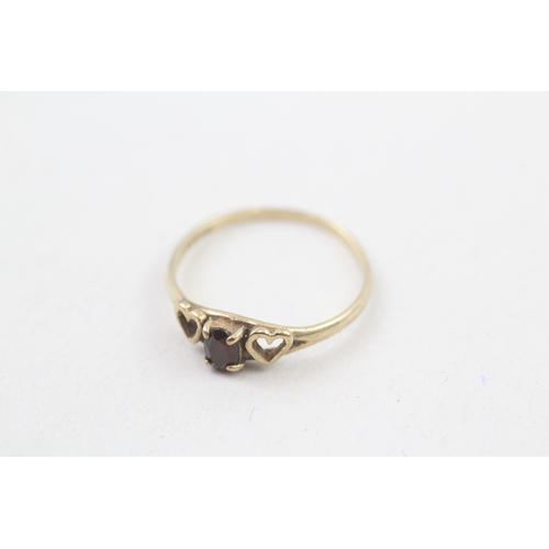 253 - 9ct gold garnet single stone ring with heart motif (1g) Size  M 1/2