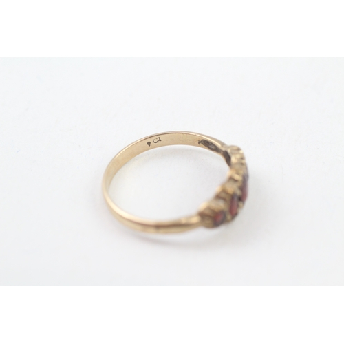 256 - 9ct gold antique garnet five stone ring (2.3g) Size  U