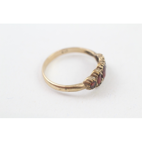 256 - 9ct gold antique garnet five stone ring (2.3g) Size  U