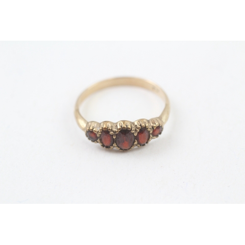 256 - 9ct gold antique garnet five stone ring (2.3g) Size  U