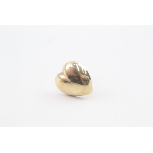 267 - 9ct gold heart stud earrings (1.7g) Size  N