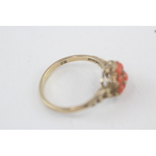 27 - 9ct gold coral floral cluster ring (1.6g) Size  M 1/2