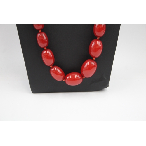 304 - Bakelite graduated necklace individually knotted (105g)