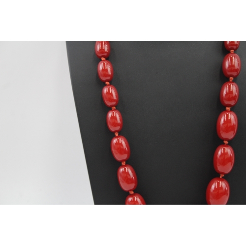 304 - Bakelite graduated necklace individually knotted (105g)