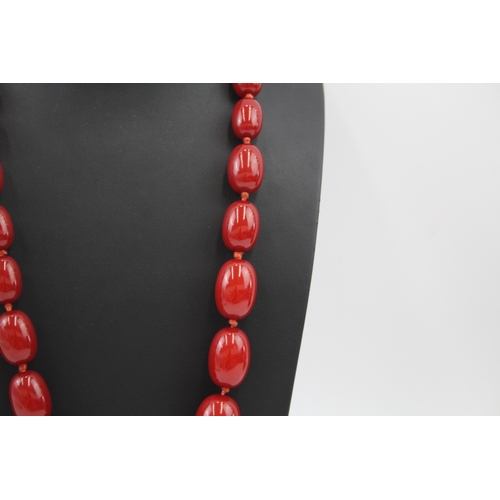 304 - Bakelite graduated necklace individually knotted (105g)