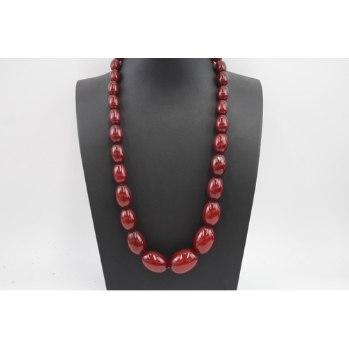 308 - Cherry Bakelite graduated necklace (79g)