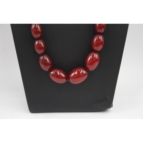 308 - Cherry Bakelite graduated necklace (79g)