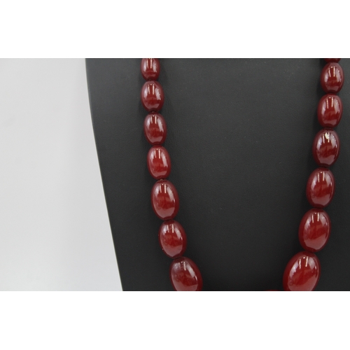 308 - Cherry Bakelite graduated necklace (79g)