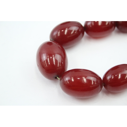 308 - Cherry Bakelite graduated necklace (79g)