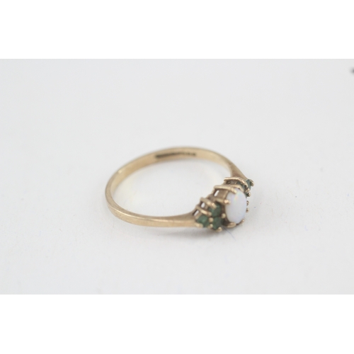 31 - 9ct gold opal & emerald trefoil ring (1.1g) Size  M