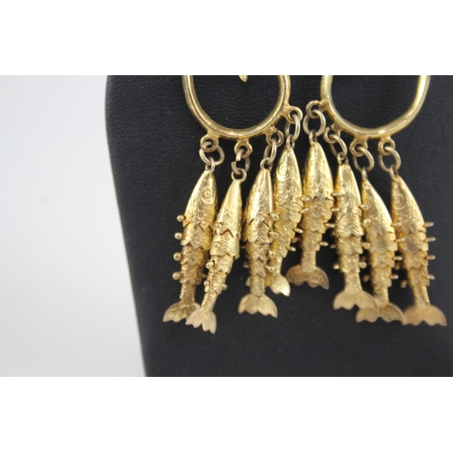 319 - Pair of gold tone silver screw back earrings with fishing design (9g)