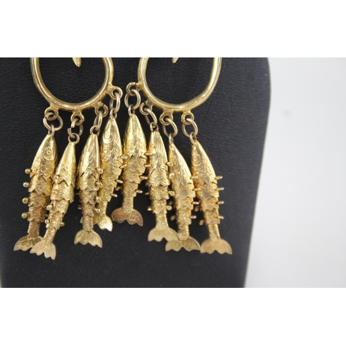 319 - Pair of gold tone silver screw back earrings with fishing design (9g)