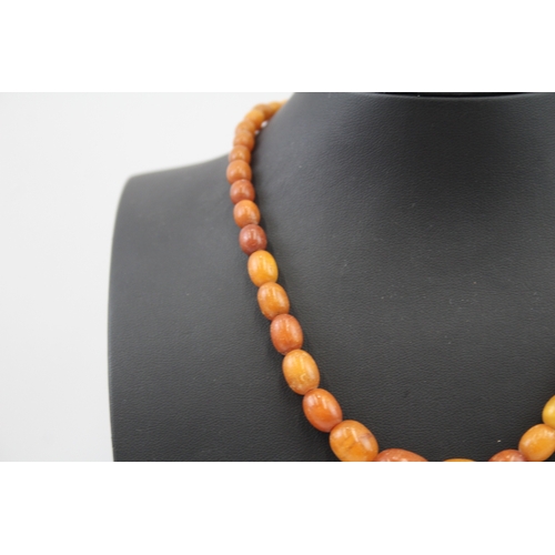 328 - Antique Amber graduated necklace with screw clasp (15g)