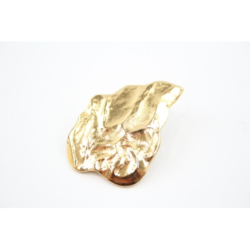 340 - Gold tone foliate pin by designer Yves Saint Laurent with pouch (9g)