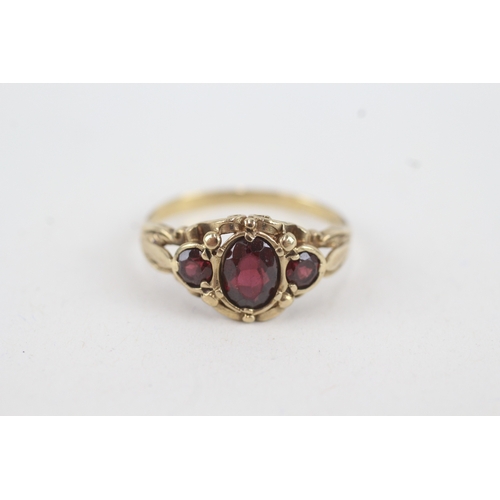 41 - 9ct gold vintage garnet three stone ring (3.2g) Size  Q