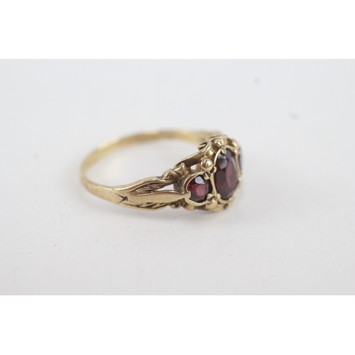 41 - 9ct gold vintage garnet three stone ring (3.2g) Size  Q