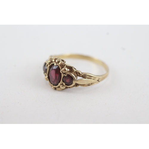 41 - 9ct gold vintage garnet three stone ring (3.2g) Size  Q