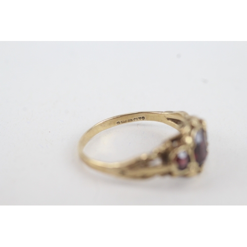 41 - 9ct gold vintage garnet three stone ring (3.2g) Size  Q