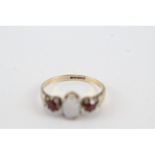 46 - 9ct gold garnet & opal three stone ring (1.5g) Size  L