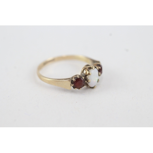 46 - 9ct gold garnet & opal three stone ring (1.5g) Size  L